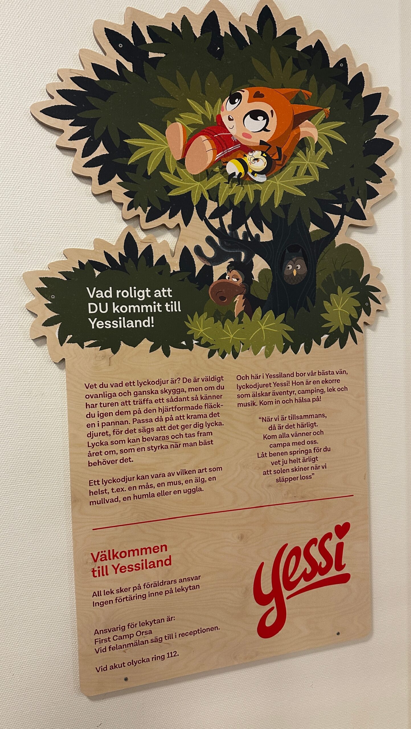 Träskylt Yessi av Signworks