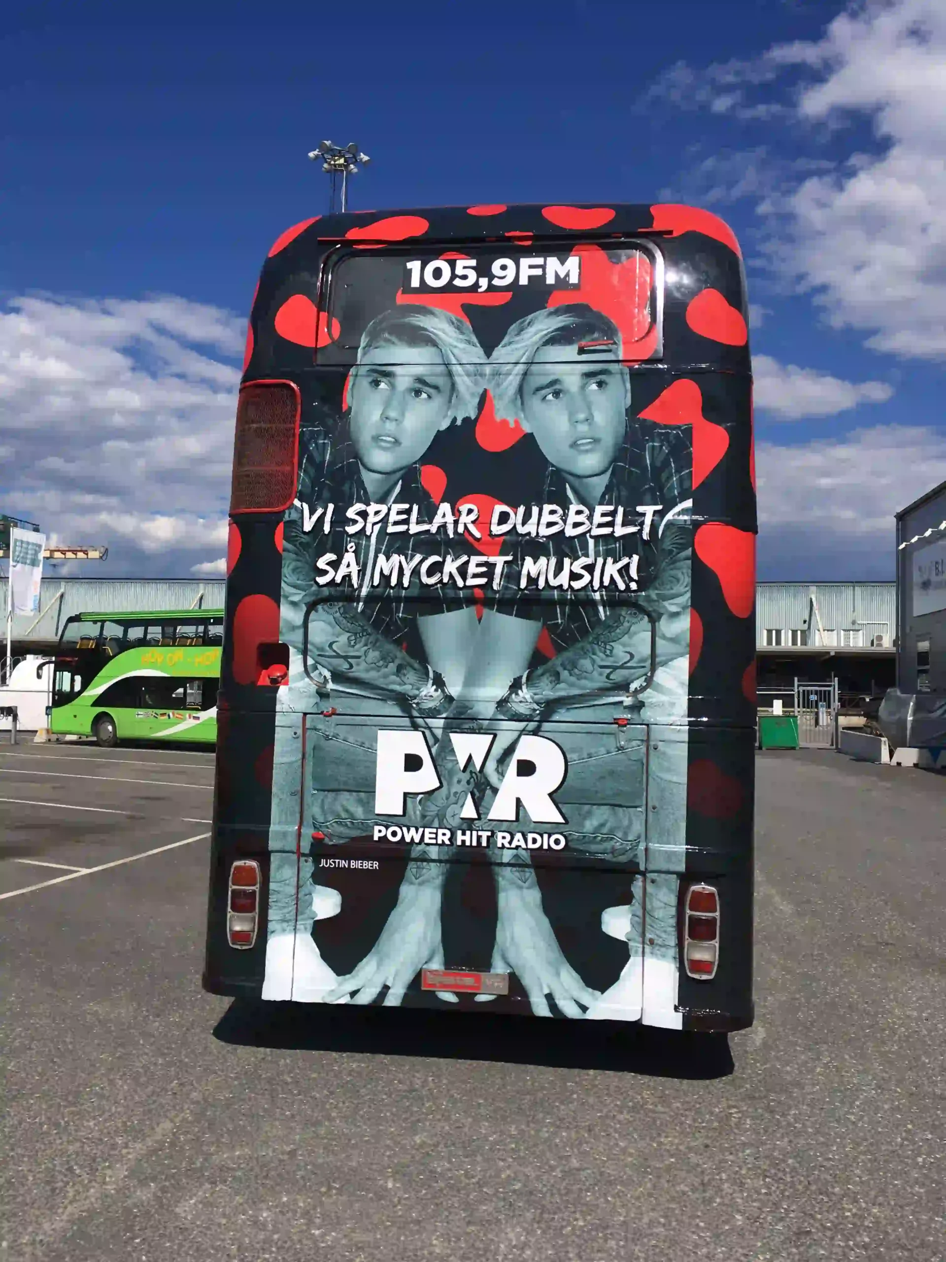 bussdekoration helfoliering baksida Partybussar av Signworks